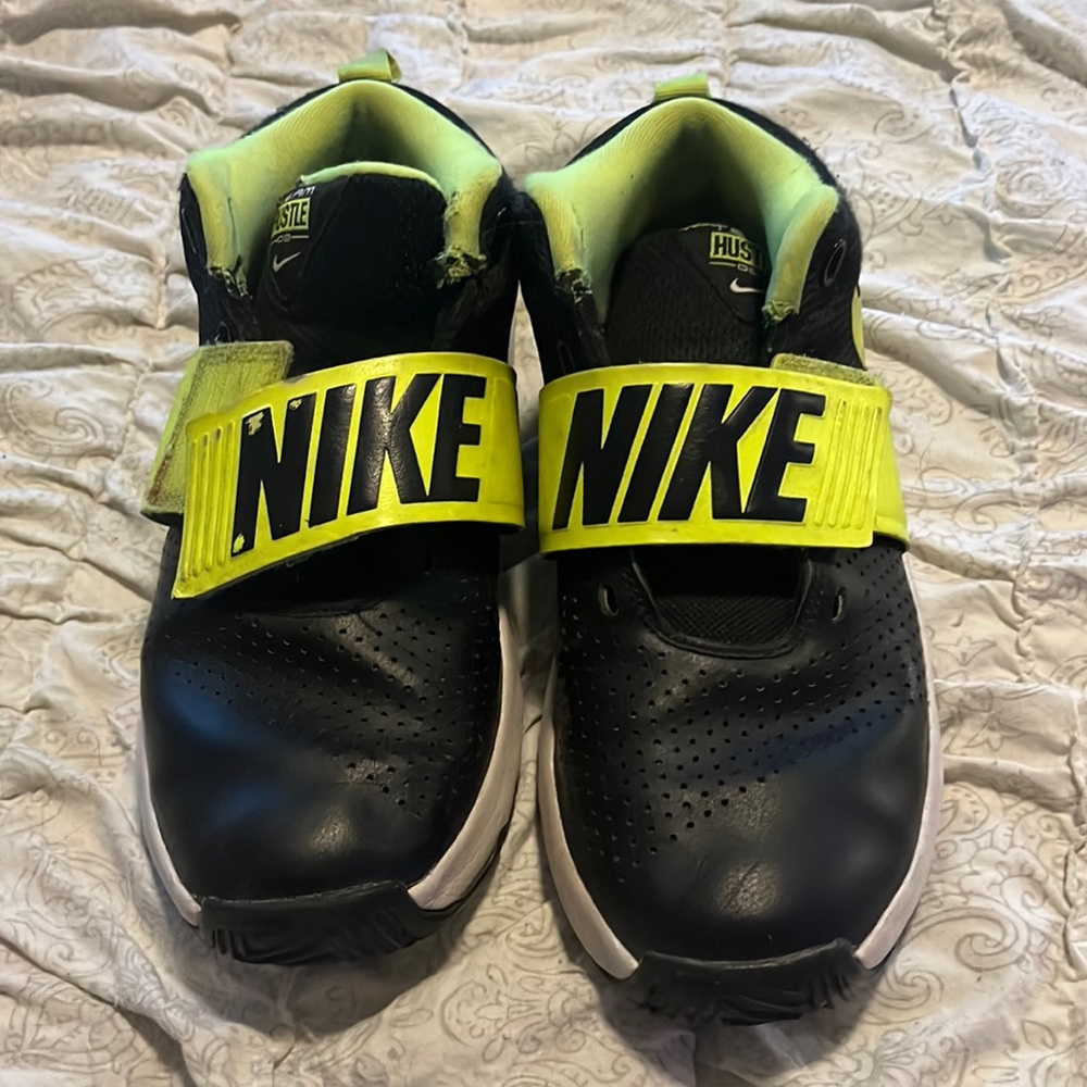 Boys Nikes Sz 6Y- need laces